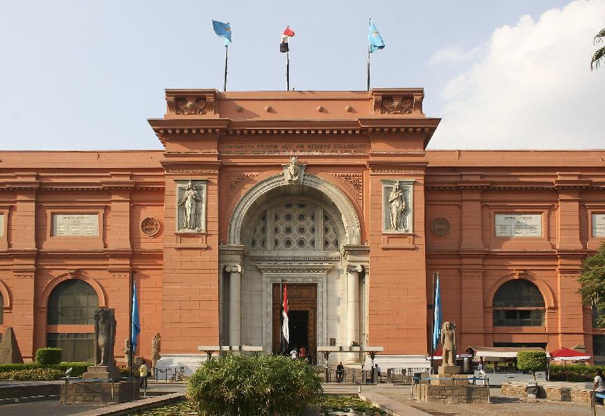 2048px-facade_of_the_egyptian_museum_tahrir_square_cairo_egypt1